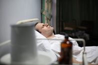 Komplizen des Bösen – Albert Speer (Darsteller unbekannt) im Krankenhaus.
