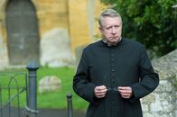 Father Brown – Father Brown (Mark Williams) versucht das Geheimnis um das wertvolle blaue Kreuz von Kembleford zu lüften.