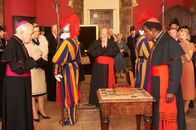 Father Brown – Bishop Reynard (Michael Pennington, l.), Cardinal Bonipogio (Roger Ashton-Griffiths, M.) und Cardinal Papillon (Colin McFarlane, r.) müssen feststellen, dass das heilige Kreuz gestohlen wurde. Es sollte ein Geschenk des Papstes an die Queen sein.