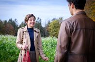 Sturm der Liebe – Eleni (Dorothée Neff, l.) gelingt es vor lauter Nervosität nicht, Leander (Marcel Zuschlag, r.) einzuladen.