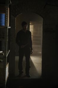 American Horror Story – Irgendetwas ist hier faul: Ben (Dylan McDermott) durchsucht, mit einem Messer bewaffnet, das Haus ...