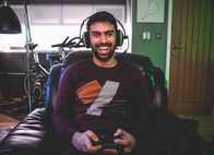 Dead Pixels – Arbeitskollege Russell (David Mumeni) darf auch mitspielen und geht mit seiner Albernheit bald allen auf die Nerven.