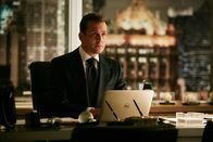 Suits – Harvey (Gabriel Macht) muss mit der Staatsanwältin verhandeln, die einen Prozess gegen ihn wegen seiner Verwicklung in Mikes Betrug eingeleitet hat. Sein Ruf und seine berufliche Existenz stehen auf dem Spiel.