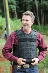 Hawaii Five-0 – Als das Team einen neuen Mordfall untersucht, führt die Spur zu einem Texas Ranger (Tim Daly), der nach Hawaii kam, um dort nach seiner Tochter zu suchen. Doch hat er wirklich etwas damit zu tun?