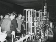 Der Nazi-Plan – Hitler setzt auf die Herstellung synthetischer Treibstoffe. Die Industrie kann den Rohstoffbedarf im Krieg aber nicht decken.