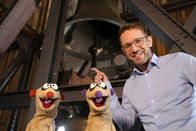 Unser Sandmännchen – Die Erdmännchen Jan und Henry landen auf der Suche nach einem Drachen der zaubern kann am Kölner Dom und machen eine ohrenbetäubende Entdeckung.