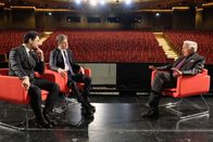 kulTOUR mit Holender – v.li.: Caner Akgün (OKüntlerischer Operndirektor AKM), Tan Sagtürk (Generaldirektor der Türkischen Nationaloper und Ballett) und Ioan Holender während ServusTVs „kulTOUR mit Holender – Istanbul", in der AKM Türk Telekom Opera Hall, Istanbul am 1. Juni 2024.