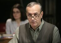 Doctor Who – Weil sie eine gemeinsame Leidenschaft verbindet, haben sich Mr. Skinner (Simon Greenall, vorne) und Ursula (Shirley Henderson, hinten) in einem Verein zusammengeschlossen, der sich ganz der Suche nach dem "Doktor" widmet ...