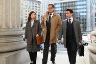 Bull – (v.l.n.r.) Taylor Rentzel (MacKenzie Meehan); Dr. Jason Bull (Michael Weatherly); Benny Colón (Freddy Rodríguez)