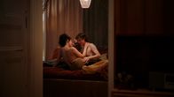 30 Tage Lust – Gustaf (Božidar Koczevski) und Claudine (Claudia Kottal), bisher immer einfach nur die Öko-Nachbarn, haben Zeno (Simon Steinhorst) verführt.