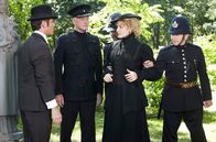 Murdoch Mysteries – Dr. Ogden (Hélène Joy) wird auf Anordnung von Chief Constable Giles (Nigel Bennett) verhaftet, während Murdoch (Yannick Bisson) hilflos zusehen muss.