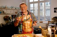 30 Jahre "Geld oder Liebe" und Jürgen von der Lippe backt Pizza – WDR Fernsehen 30 JAHRE "GELD ODER LIEBE" UND JÜRGEN VON DER LIPPE BACKT PIZZA Uhr. Sie war eine der erfolgreichsten Kuppelshows des deutschen Fernsehens: "Geld oder Liebe". 12 Jahre lang, in 90 Folgen, mussten Singles in skurrilen Partyspielen ihre Beziehungsfähigkeit beweisen und so manche Geheimnisse lüften. Und Jürgen von der Lippe war dabei immer der perfekte Gastgeber: Charmant, etwas anzüglich, aber nie unfair zu seinen Gästen, das perfekte Entertainmentpaket. Wir blicken gemeinsam mit Jürgen von der Lippe auf das Jubiläum und dabei lässt es sich Jürgen nicht nehmen, für seine damaligen Mitstreiter nochmal Pizza zu backen, wie es damals vor der Sendung im Backstage üblich war.