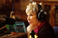 Zu guter Letzt – Harriet Lauler (Shirley MacLaine) übernimmt eine Radiosendung.