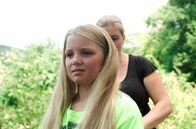 Das Mädchen mit den langen Haaren – Janne hat sehr langes Haar. Da kann es im Sommer ganz schĂ¶n warm werden! Gut, dass Jannes Mutter ihr beim Frisieren hilft.Â