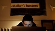 Stalk – Lux (Théo Fernandez) will herausfinden, wer der White Duke ist.