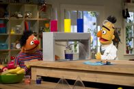 Sesamstraße – Ernie und Bert mischen Farben.