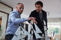 Heldt – Heldt (Kai Schumann, r.) sucht den verletzten Axel Beckmann (Antonio Wannek, l.), stolzer Besitzer eines Segelschiffmodells, zu Hause auf, um ihm weitere Fragen zu dem Überfall zu stellen.