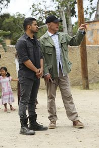 Navy CIS – Der aktuelle Fall von Gibbs (Mark Harmon, r.) und Torres (Wilmer Valderrama, l.) hat es in sich. Werden sie es schaffen, den gesuchten Navy SEAL rechtzeitig zu finden?