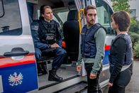 SOKO Linz – Die Situation spitzt sich zu, als es in einer Straßenbahn zu einer Geiselnahme von Birgit und ihren Fahrgästen kommt. Die SOKO wird zum Einsatzort gerufen, um die Situation zu deeskalieren.