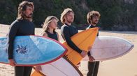 Barons – Snapper Webster (Ben O'Toole), Dani Kirk (Sophia Forrest), Bill 'Trotter' Dwyer (Sean Keenan)und Reg Thompson (Hunter Page-Lochard)