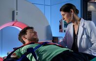 In aller Freundschaft – Ein Mann (Constantin Lücke) wurde ohne Papiere bewusstlos in die Sachsenklinik eingeliefert. Als Dr. Maria Weber (Annett Renneberg) ein CT machen möchte, wacht er auf, doch er kann die Frage, wer er ist, nicht beantworten.
