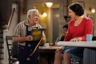 Call Me Kat – Phil (Leslie Jordan, l.); Kat (Mayim Bialik, r.)