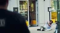 Testo – Der Verräter: Knochen (Burak Yigit) fliegt bei den Gangstern sofort wieder raus.
