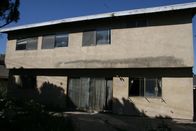 Die Super-Makler - Top oder Flop? – Wenn Tarek und Christina dieses Haus kaufen wollen, müssen sie dies ungesehen tun. Der Preis ist günstig und das Gewinnpotenzial ist groß, aber was lauert hinter der heruntergekommenen Fassade?
