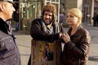 Danni Lowinski – Danni (Annette Frier, r.) vertritt den Bettler Bartl (Bruno Cathomas, M.), der angezeigt wurde, weil er gebettelt hat. Danni kümmert sich darum. Doch nach und nach merkt sie, dass sie einen äußerst schwierigen Fall am Wickel hat ...
