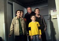 Malcolm mittendrin – Malcolm (Frankie Muniz, li.), Reese (Justin Berfield, 2.v.li.), Dewey (Erik Per Sullivan, mi.) und die Krankenhausmitarbeiter sehen entgeistert zu, wie ihr Vater eine schwerkranke Frau abküsst, in dem Glauben, es sei seine Frau Lois.