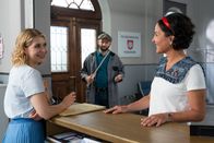 Die Rosenheim-Cops – Während Hausmeister Winkler (Steffen Wolf, M.) die Eingangstür ausmisst, sprechen Christin Lange (Sarah Thonig, l.) und Miriam Stockl (Marisa Burger, r.) über die bevorstehende Lieferung der Aktenschränke.