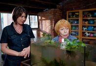 Der Duft von Holunder – Agnes Möller (Franziska Walser) besucht Fräulein Schröder (Gisela Trowe, re.), die Nachbarin ihrer verstorbenen Mutter.