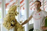 Im Rausch der Blumen – Jean-Christian Pullin vor der Installation „Desert Rose“ im Café Kranzler in Berlin