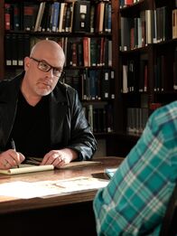 Holzer Files - Chroniken eines Geisterjägers – Dave Schrader meets with Barnstable historian, Paul Bunnell, to see if any peculiar deaths occurred around the Barnstable House in Cape Cod, MA, as seen on Travel Channel's The Holzer Files.
