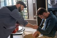 Die Rosenheim-Cops – Hausmeister Winkler (Steffen Wolf, l.) ist fassungslos: Der unbekannte Besucher (Komparse, r.) im Kommissariat Rosenheim ist nicht eingeschlafen, sondern tot.