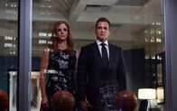 Suits – Zwischen Harvey (Gabriel Macht) und seiner Assistentin Donna (Sarah Rafferty) wird es kompliziert. Neben ihrer beruflichen Zusammenarbeit tauchen Gefühle auf, die ihre Arbeitssituation erschweren.