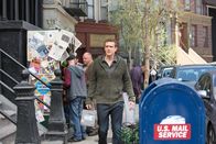 How I Met Your Mother – Als Daphne eine besorgniserregende SMS an Lily schickt, bittet Marshall (Jason Segel) die restliche Bande um Hilfe, die Nachricht zu löschen. Dabei beruft er sich auf die "No Questions Asked"-Regel, die in der Vergangenheit bereits des Öfteren angewandt wurde ...