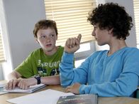 Schloss Einstein – Tommy erinnert Tobias an den bevorstehenden Bio-Test bei Herrn Harnack. (Stefan Wiegand, li.; Lucas Leppert, re.)