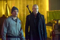 The Strain – Gus (Miguel Gomez, l.), Quinlan (Rupert Penry-Jones, r.) und die anderen Widerstandkämpfer müssen sich eine neue Strategie im Kampf gegen Master überlegen ...