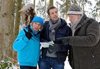 Sturm der Liebe – ARD STURM DER LIEBE FOLGE 1254 Uhr im ERSTEN. Nils (Florian Stadler, M.) muss vor Viola (Wookie Mayer, l.) und Franz (Wolfgang Freundorfer, r.) zugeben, dass er sich verlaufen hat.