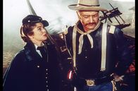 Der Teufelshauptmann – Als Olivia Dandridge (Joanne Dru) und Nathan Brittles (John Wayne) an der kleinen Postkutschenstation ankommen, ist von dieser nicht mehr viel übrig.