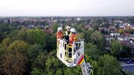 Heimat der Rekorde – Moderatorin Claudia Pupeter (links) im Gespräch mit Feuerwehrfrauen der Feuerwehr Ottobrunn.