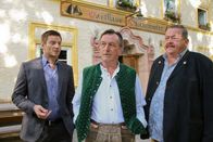 Die Rosenheim-Cops – Ludwig Bernreiter (Johann Schuler, M.) wollte verhindern, dass der "Glockenwirt" abgerissen wird. Die Kommissare Hansen (Igor Jeftic, l.) und Hofer (Joseph Hannesschläger, r.) ermitteln: Hat er den Investor erschlagen?