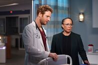 Chicago Med – Sie treffen eine Entscheidung: Nick Gehlfuss als Dr. Will Halstead, S. Epatha Merkerson Sharon Goodwin
