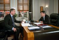 Rote Rosen – ARD ROTE ROSEN FOLGE 1882 Uhr im ERSTEN. Gunter (Hermann Toelcke, r.) gesteht Torben (Joachim Kretzer, l.) wie sehr ihm diese Art der Kriegsführung gegen Thomas missfällt.