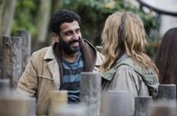 Back to Life – Billy (Adeel Akhtar) heitert Miri (Daisy Haggard) auf.