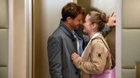 Rote Rosen – Der Flirt zwischen Arthur (Vivian Frey) und Svenja (Lea Marlen Woitack) wird intensiver und die beiden landen in Arthurs Bett.