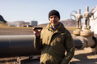 Anthropozän – Dirk Steffens hält am Geothermalkraftwerk Hellisheiði auf Island den Beweis dafür in den Händen, dass es möglich ist, CO2 langfristig in bestimmten Gesteinen zu speichern.