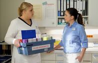 In aller Freundschaft – Oberschwester Arzu (Arzu Bazman, re.) bittet Schwester Miriam (Christina Petersen, li.) die Ausbildung einer Schwesternschülerin aus Halle zu begleiten. Arzu kennt Jasmin Hatem durch ihre Dozententätigkeit an einer Klinik in Halle. Miriam hat erst Zweifel an dieser Verantwortung, doch Arzus Vertrauen freut sie und Miriam sagt zu.