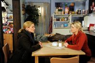 Rote Rosen – ARD ROTE ROSEN FOLGE 1666 Uhr im ERSTEN. Lisa (Daniela Wutte, l.) wird nachdenklich, als Britta (Jelena Mitschke, r.) sie ermutigt, Ole die Wahrheit zu sagen.